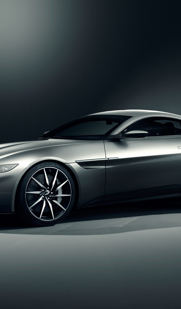 Серебристый автомобиль Aston Martin DB10 