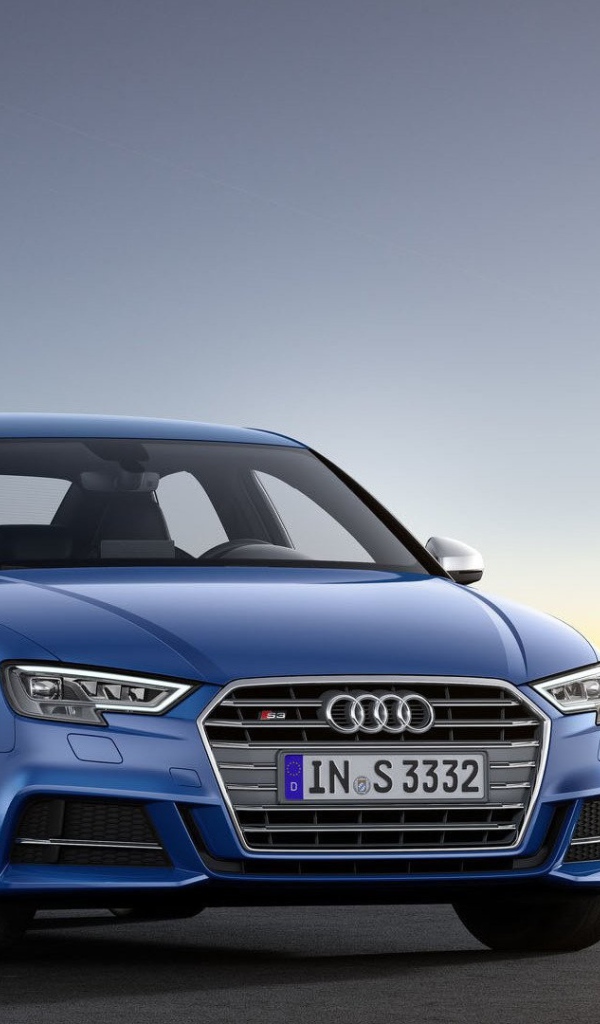 Синий Audi A3 модель 2017 года