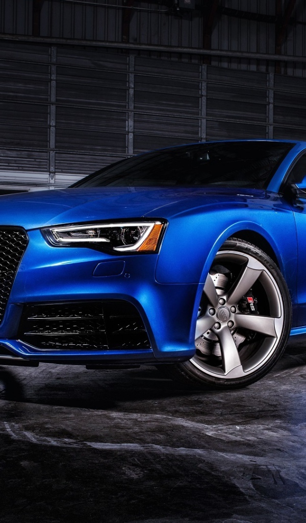 Синий спортивный автомобиль Audi RS5 