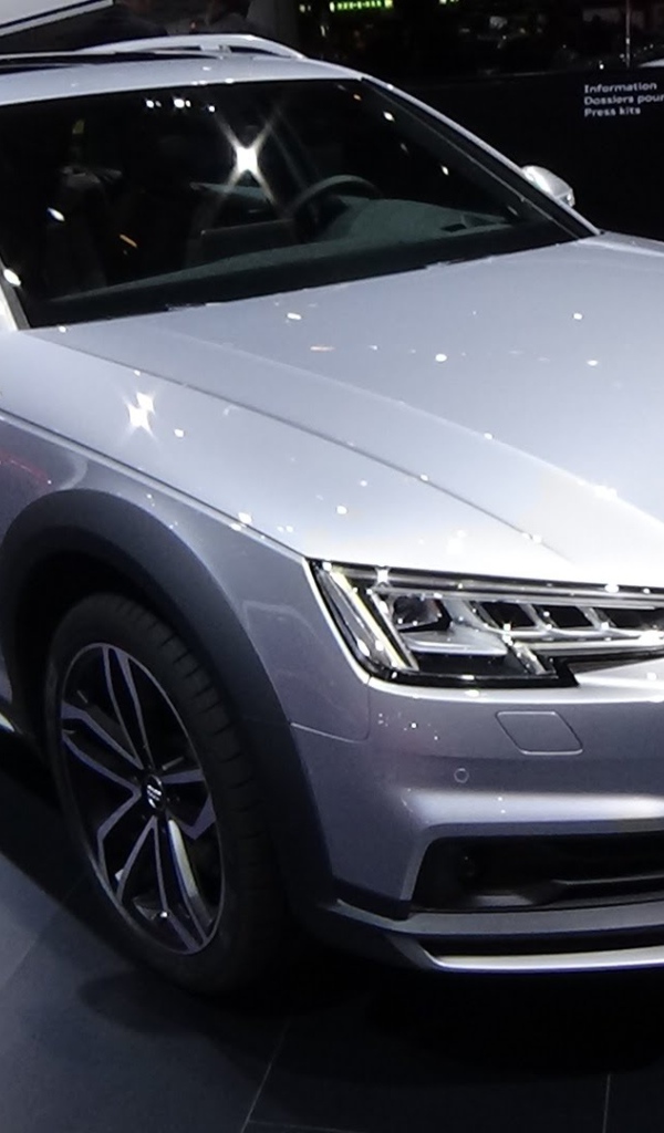 Серебристый Audi A4 2017