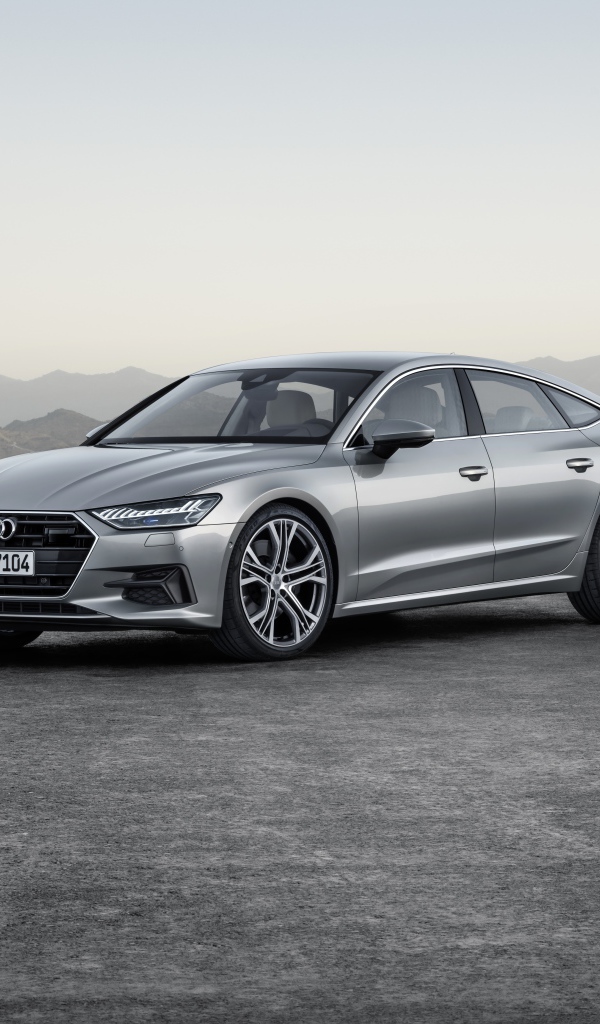 Стильный серебристый автомобиль Audi A7