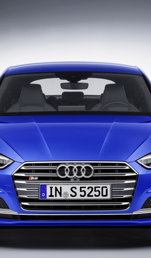 Голубой автомобиль  Audi S5 Sportback, 2018 вид спереди