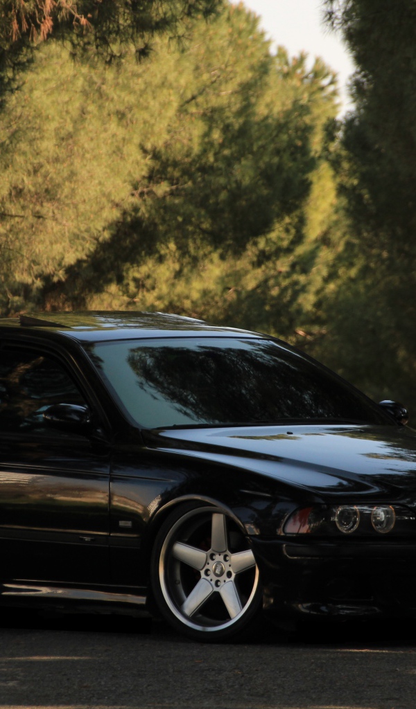 Черный автомобиль BMW M5 E39 