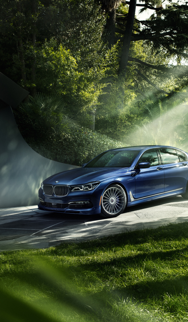 Синий автомобиль BMW 7 Series в лучах солнца 