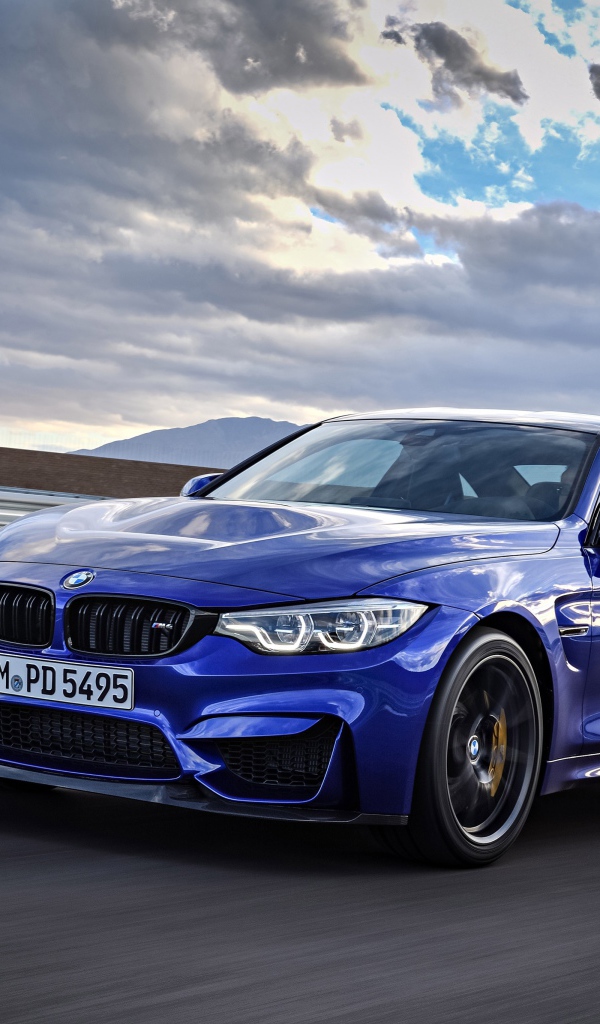 Синий автомобиль BMW M4 на фоне неба 