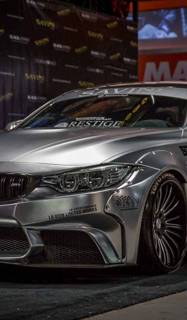 Серебристый автомобиль BMW M4