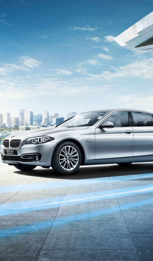 Серебристый немецкий автомобиль седан BMW F18