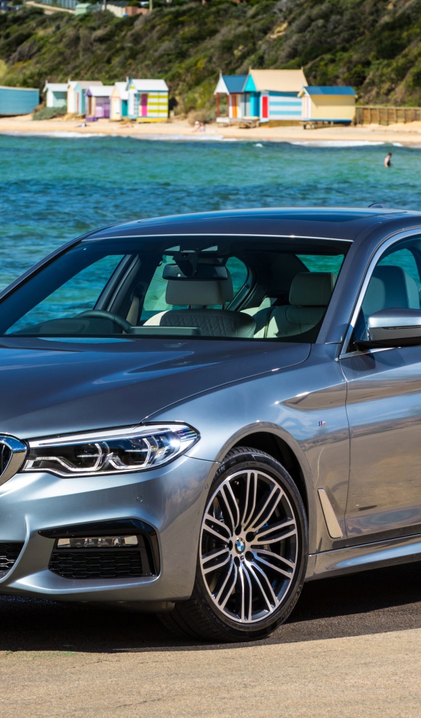 Серебристый автомобиль BMW  530i Sedan M, 2017 