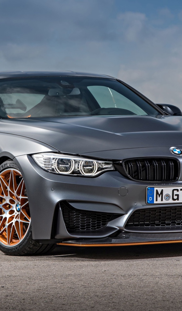 Серебристый автомобиль BMW M4 GTS, 2017 