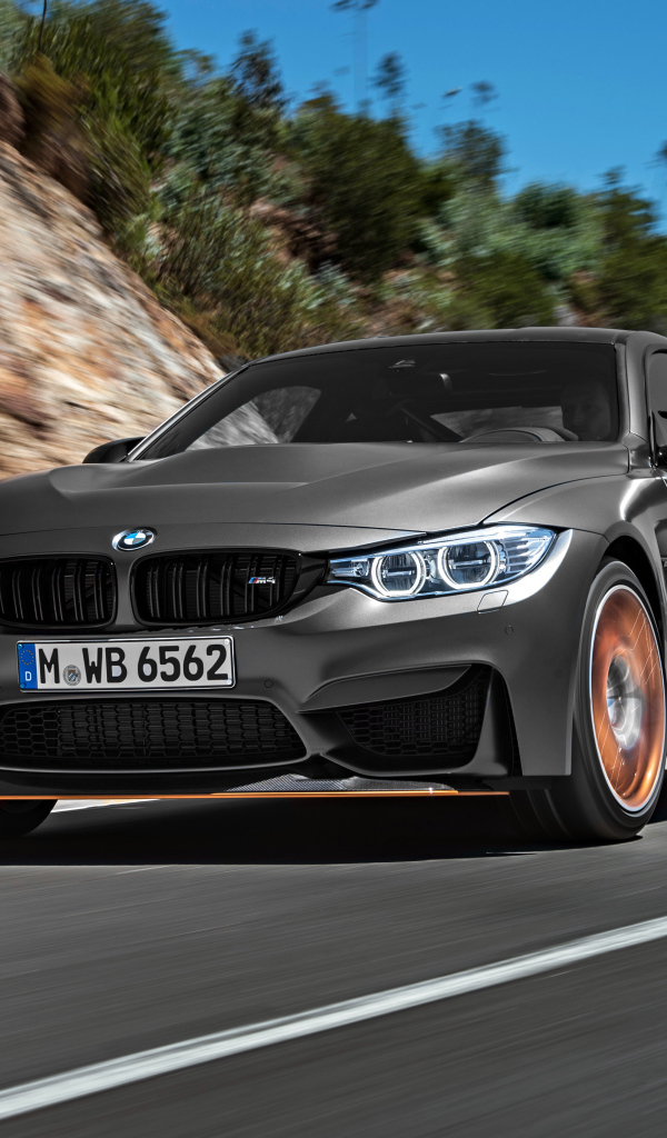 Серебристый стильный автомобиль BMW M4 на трассе 