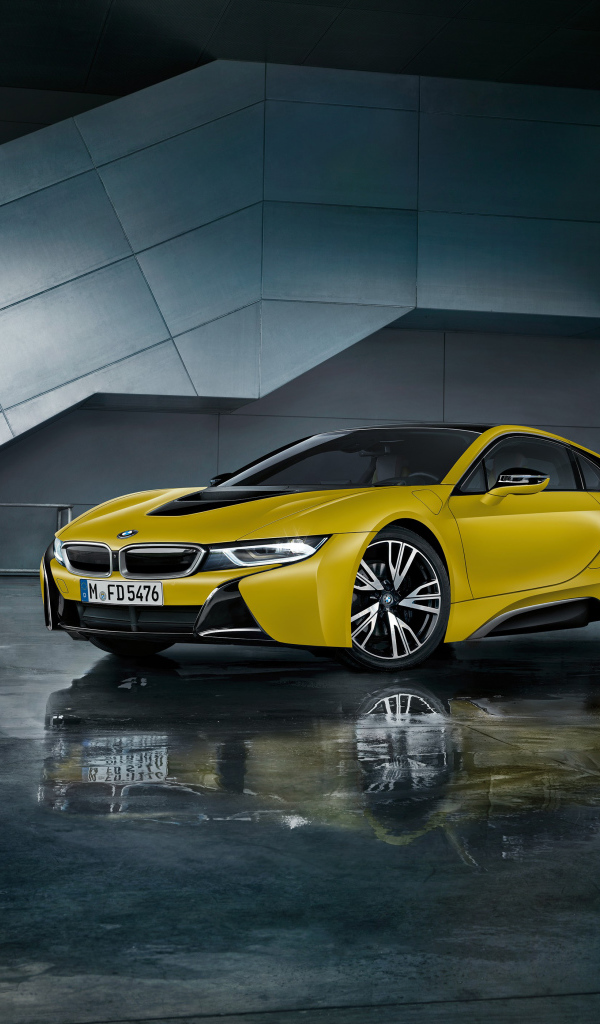 Желтый электромобиль BMW i8, 2017 года 