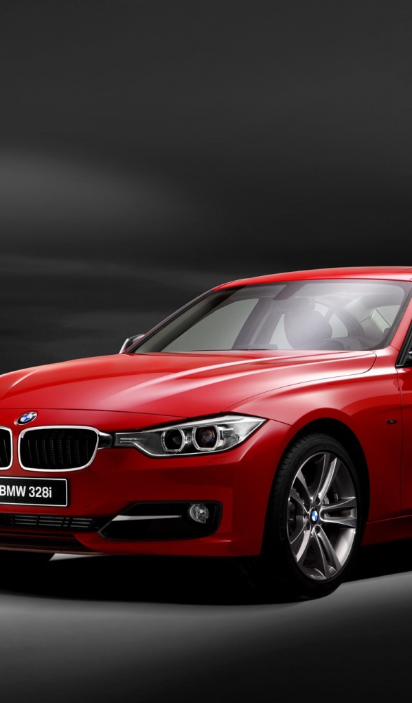 Красный автомобиль BMW 3 Series на сером фоне