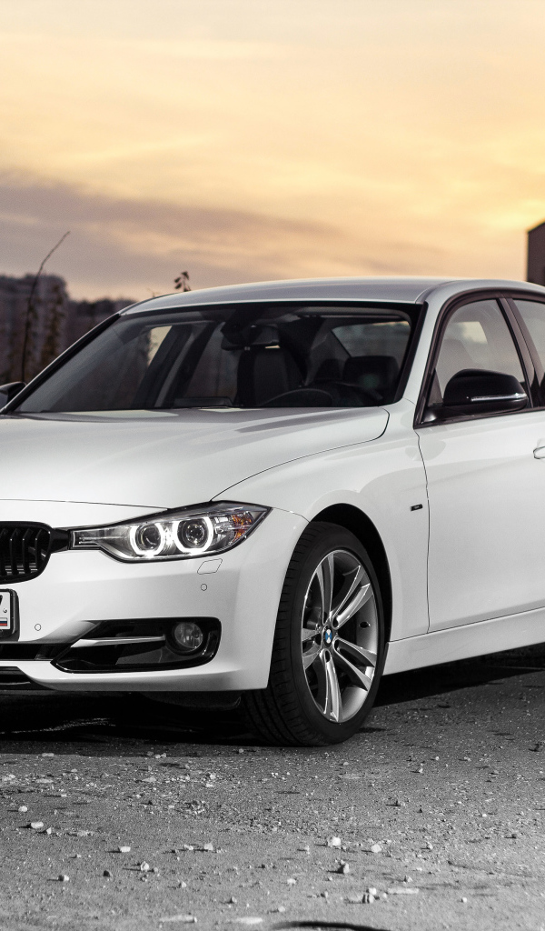 Белый стильный автомобиль BMW 3 Series