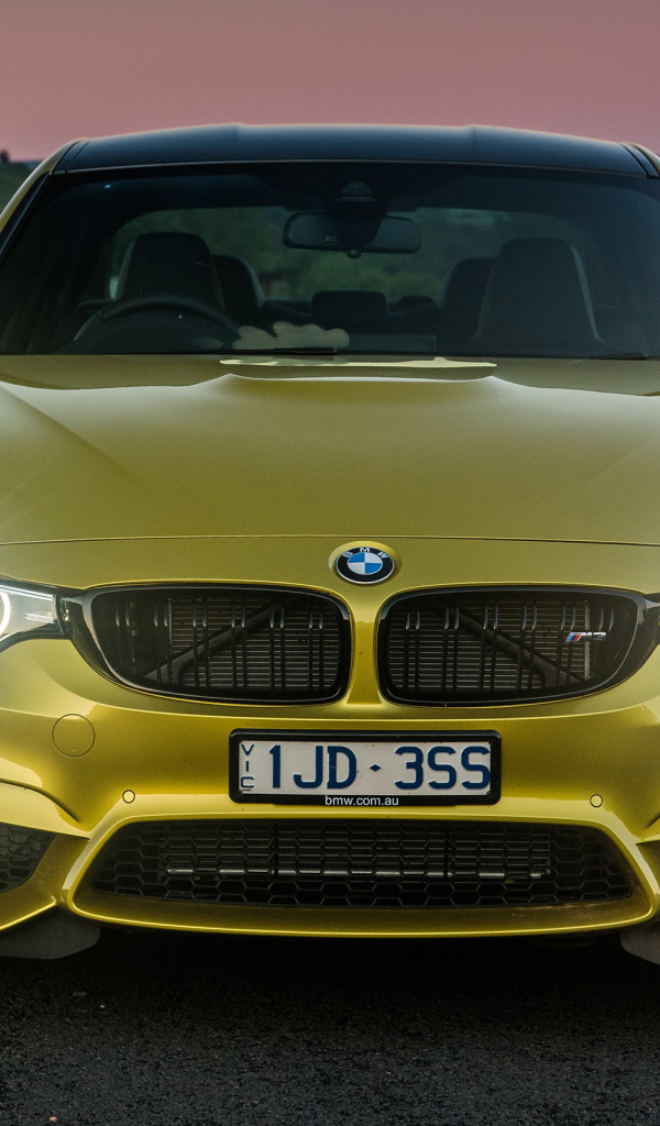 Автомобиль BMW M3, 2018 с включенными фарами