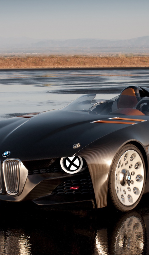 Черный гоночный автомобиль кабриолет BMW 328 на мокрой дороге