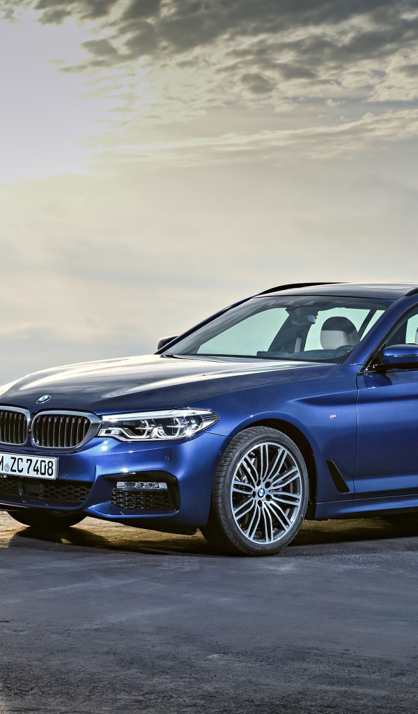 Синий автомобиль BMW 530d xDrive M Sport, 2017 в лучах солнца 