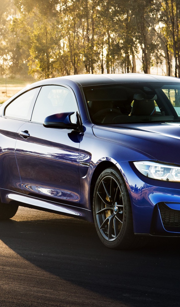 Синий автомобиль  BMW M4 CS, 2018