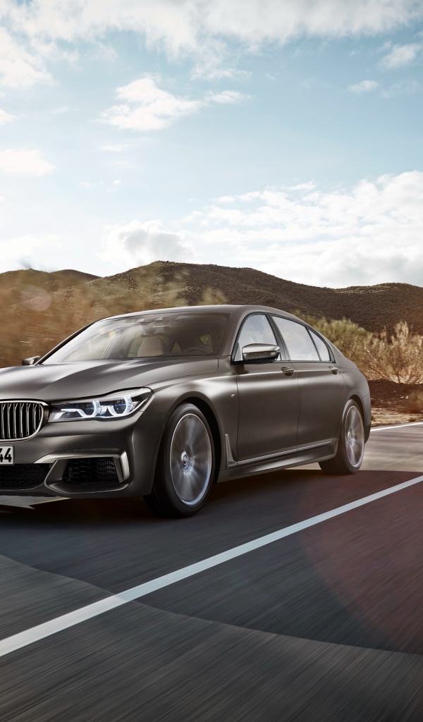 Автомобиль BMW M760Li xDrive, 2017  на скорости