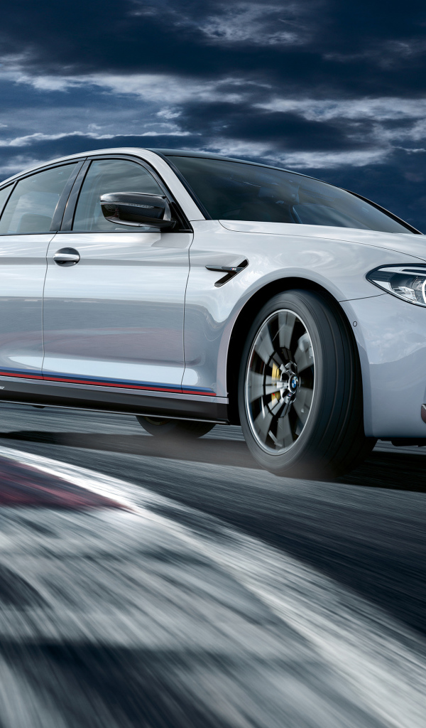 Новый серебристый автомобиль BMW M5 M Performance Parts, 2018 на фоне неба