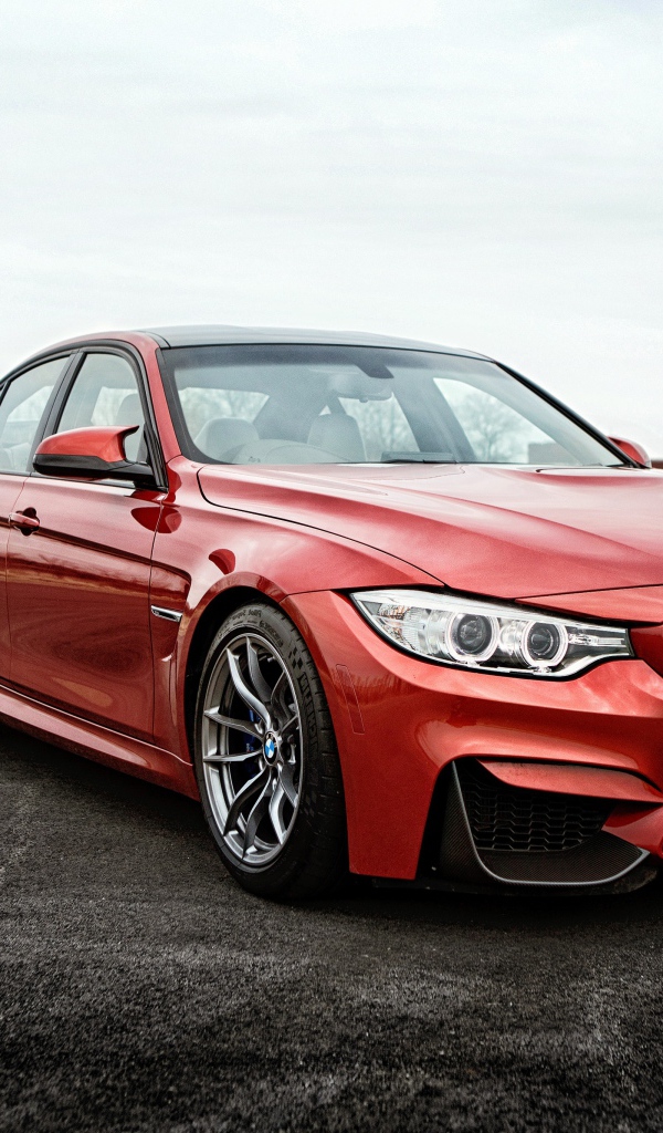 Красный немецкий автомобиль BMW F80