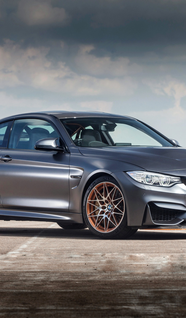 Серебристый стильный автомобиль BMW M4