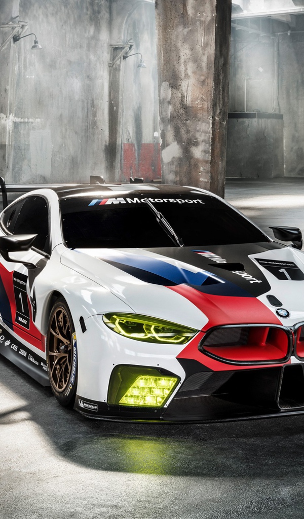 Спортивный автомобиль BMW M8, 2018