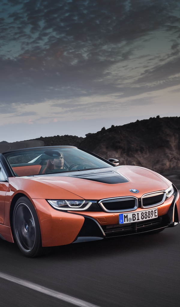 Спортивный автомобиль BMW i8 Roadster, 2018 на трассе