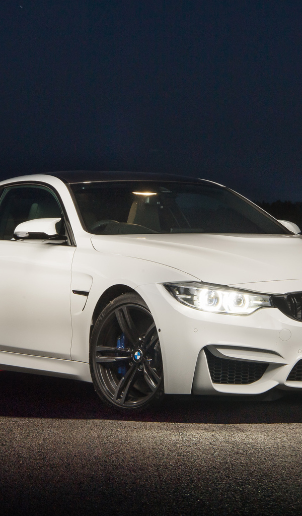 Белый автомобиль BMW M4 Coupe Pure Edition с включенными фарами