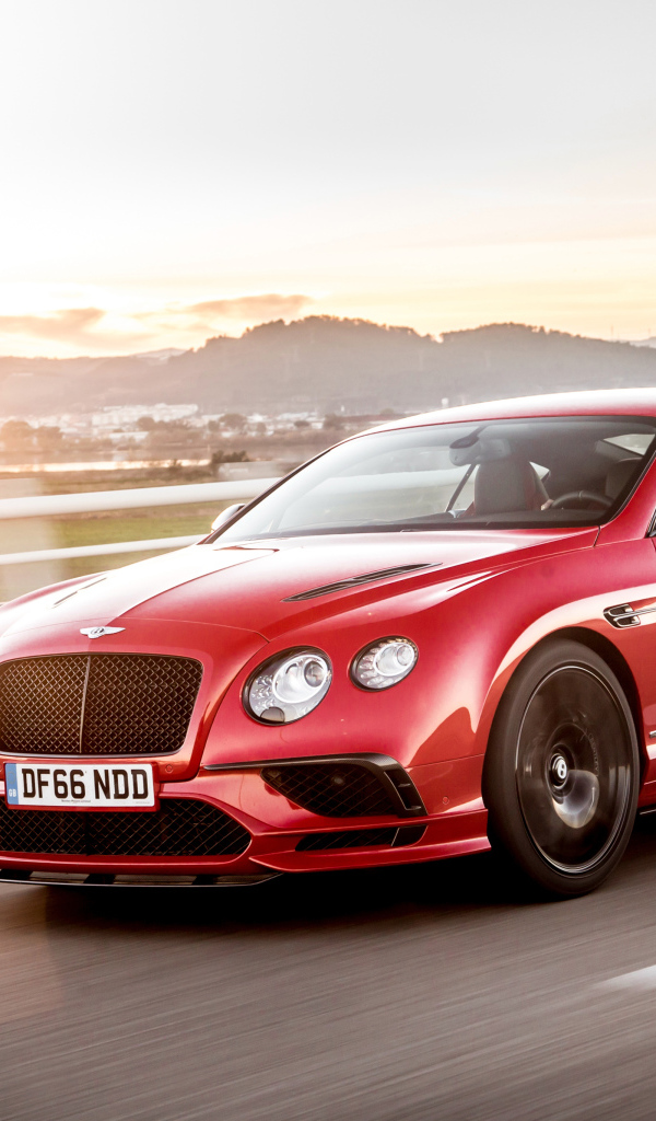 Красный автомобиль  Bentley Continental Supersports на трассе 
