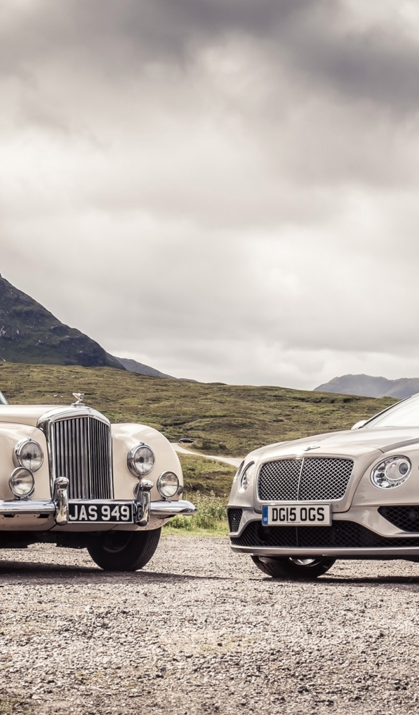 Ретро автомобиль Bentley Continental R-Type и Bentley Continental на фоне неба