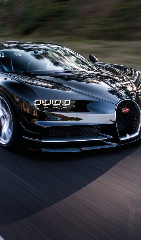 Черный быстрый автомобиль Bugatti Chiron на трассе