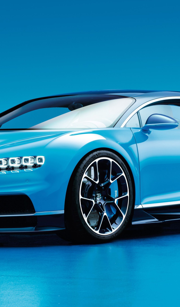 Голубой спортивный автомобиль Bugatti Хирон на голубом фоне