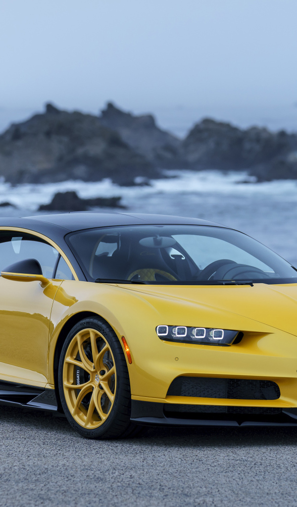Желто - черный спортивный автомобиль Bugatti Chiron,  2018