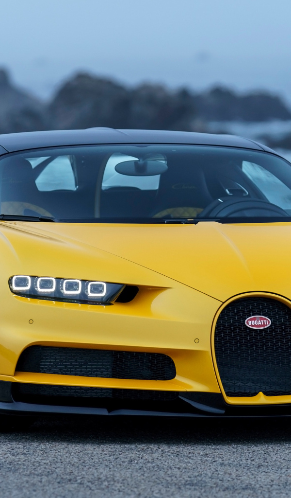Желтый спортивный автомобиль Bugatti Chiron, 2018