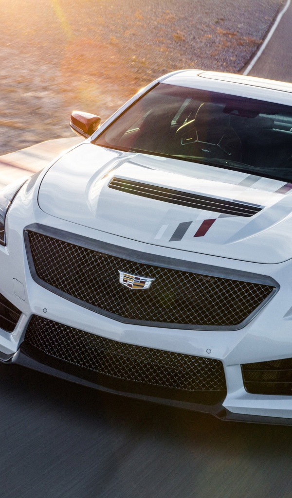Белый автомобиль Cadillac CTS V, 2018