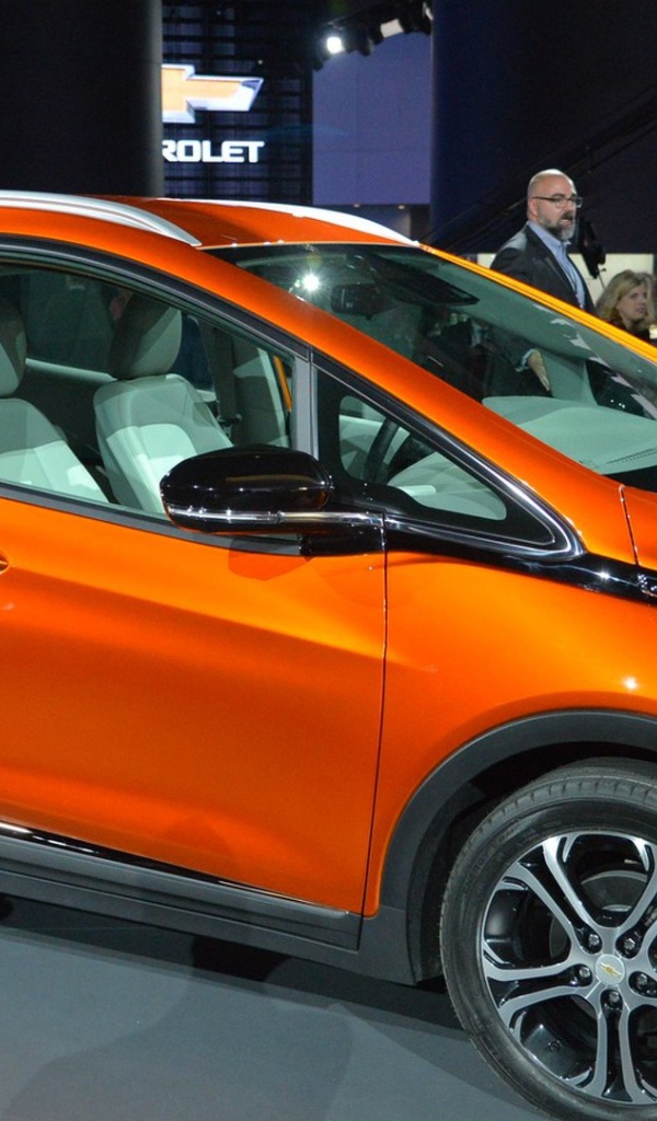 Оранжевый Chevrolet Bolt EV модель  2017 года 