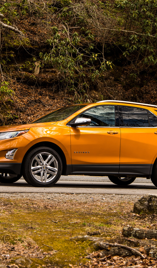 Оранжевый автомобиль Chevrolet Equinox вид сбоку 