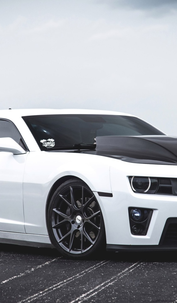 Белый спортивный автомобиль Chevrolet Camaro SS 