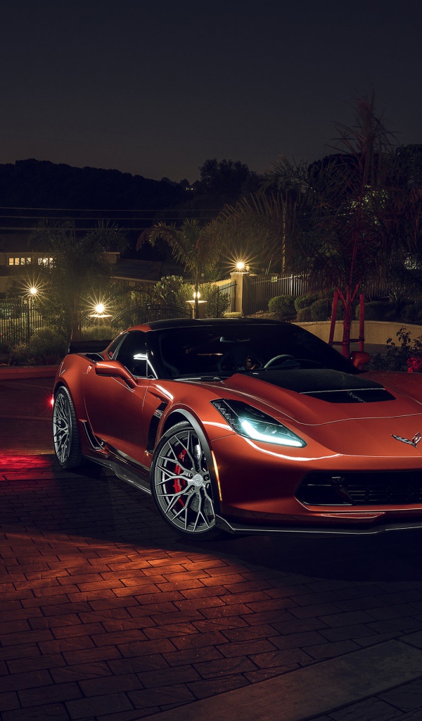 Оранжевый автомобиль Chevrolet Corvette Z06, 2018 с включенными фарами