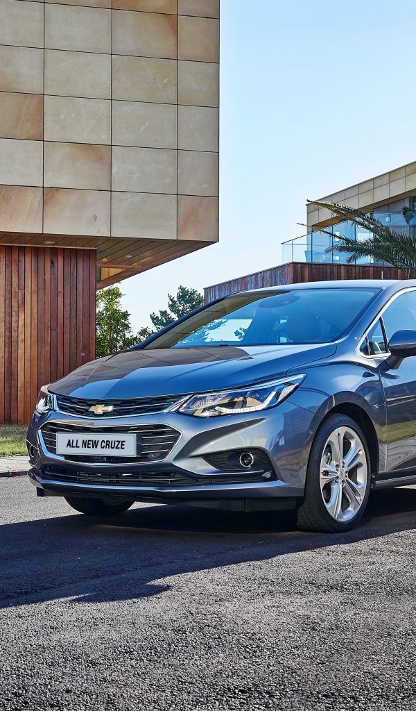 Автомобиль Chevrolet Cruze серебристого цвета 