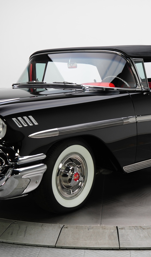Черный ретро автомобиль Chevrolet Impala Convertible 1958
