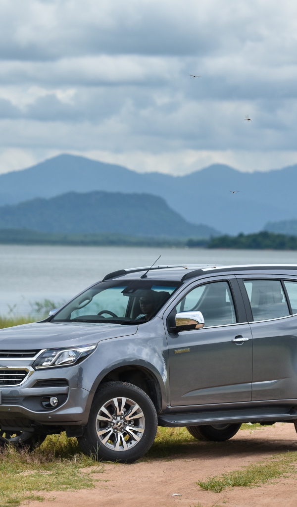 Серый автомобиль Chevrolet TrailBlazer, 2017 на фоне гор 