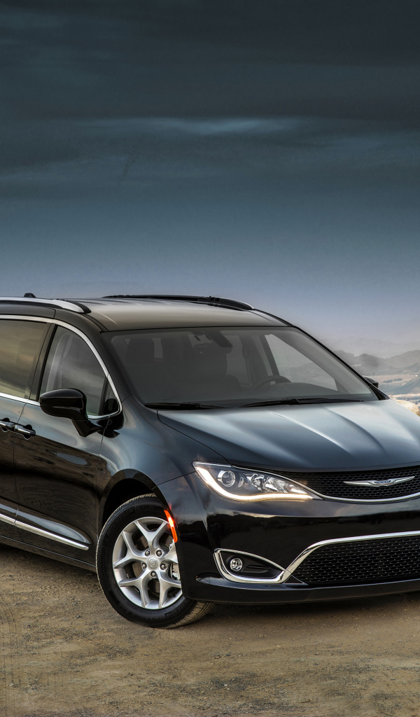 Черный стильный автомобиль Chrysler Pacifica Touring-L Plus, 2017 
