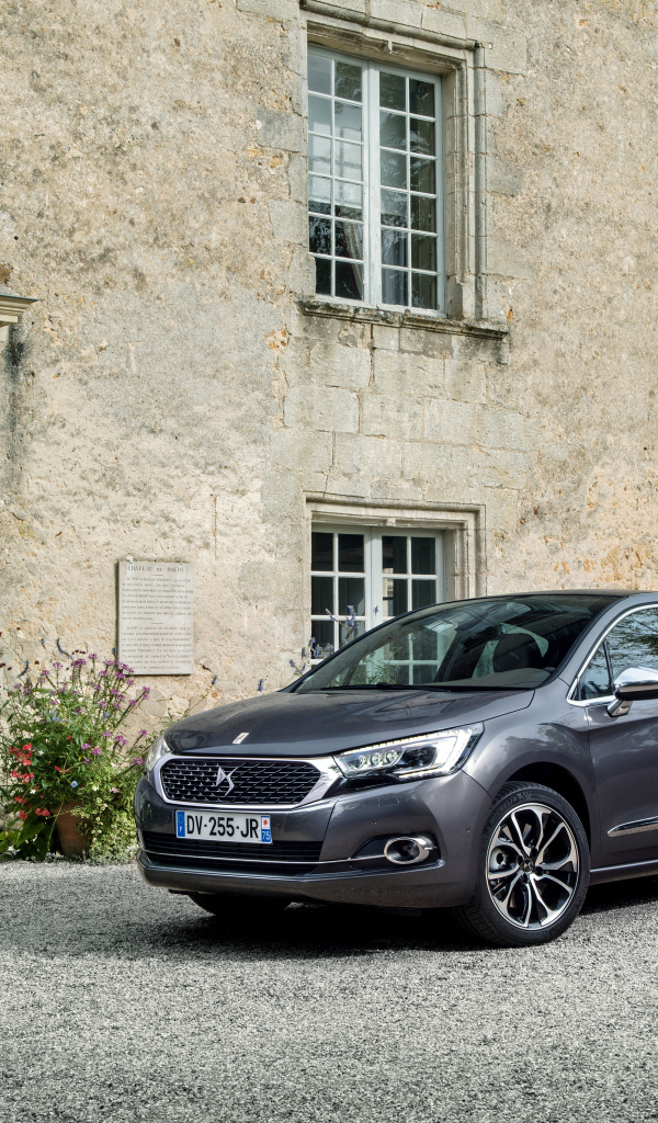 Серебристый автомобиль Citroen DS4 у дома 