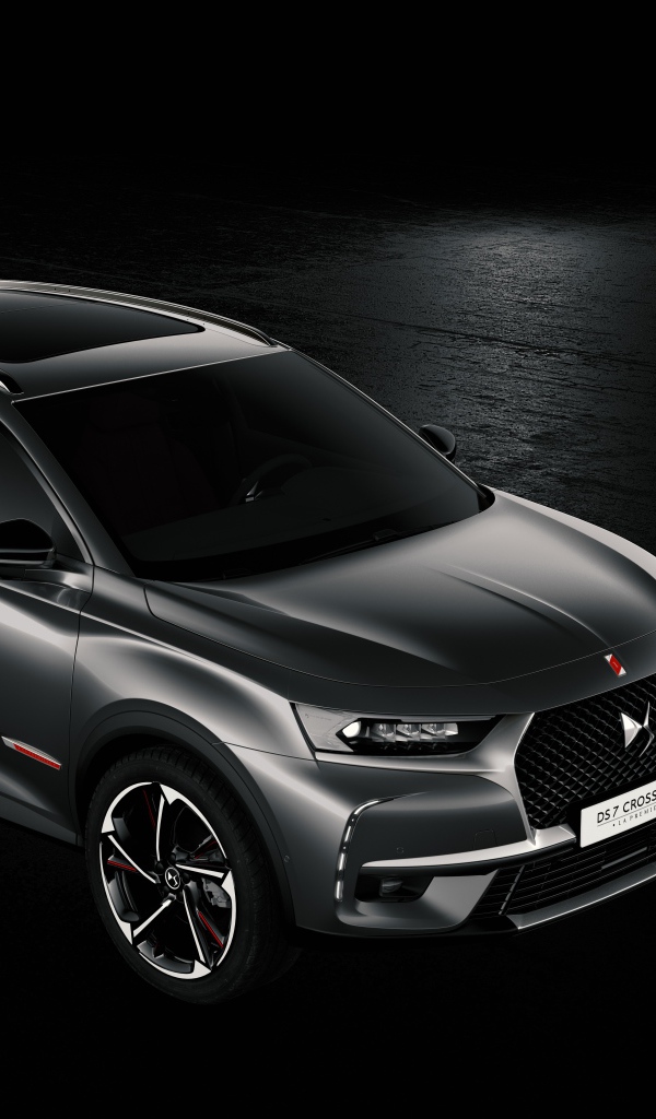 Серебристый автомобиль Citroen DS 7, 2018 на черном фоне