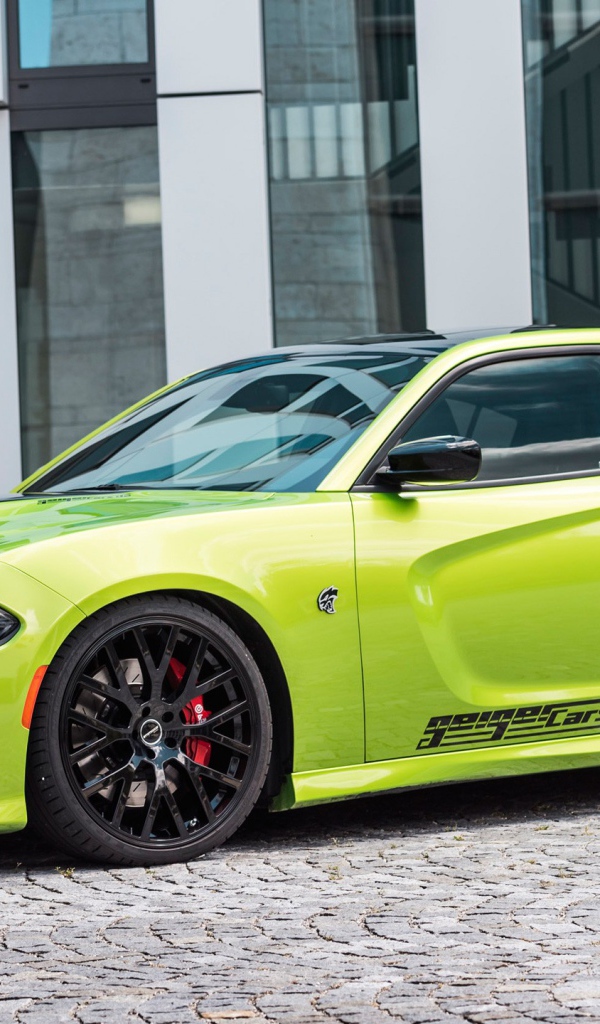 Зеленый автомобиль Dodge Charger SRT 