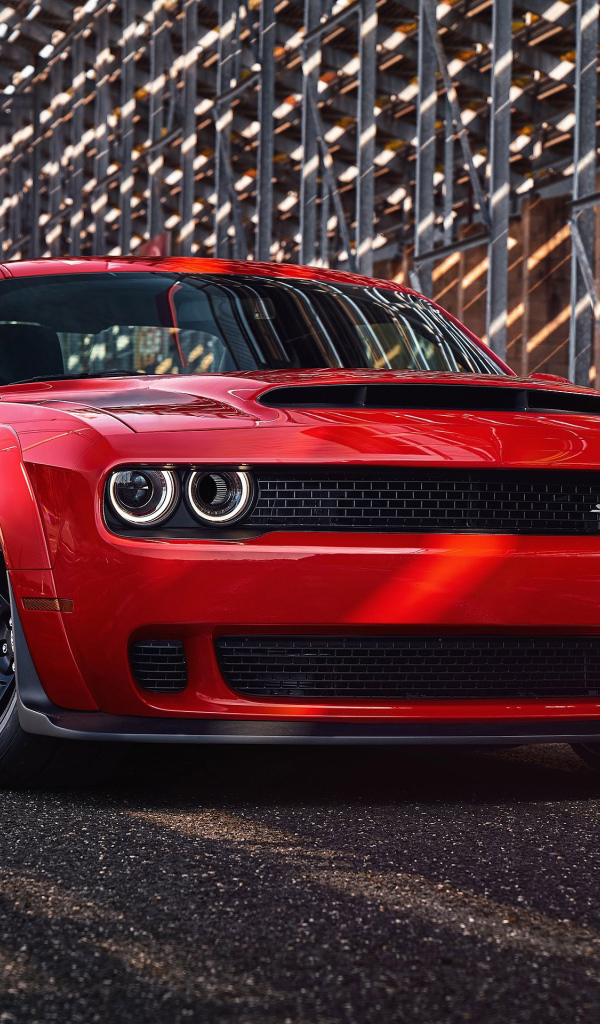 Красный автомобиль Dodge Challenger SRT Demon, 2018 