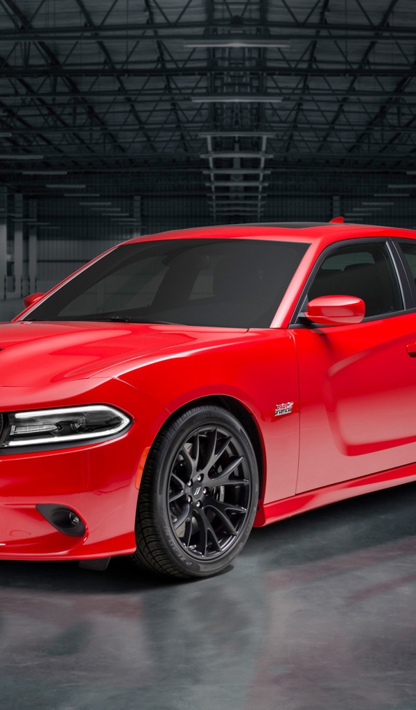 Красный спортивный автомобиль Dodge Charger, 2018 в гараже