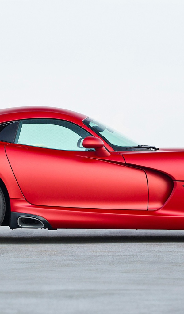 Красный спортивный автомобиль Dodge SRT Viper 