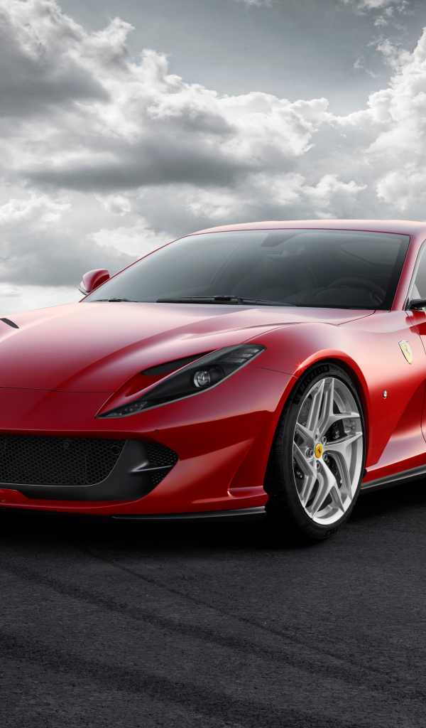 Красивый красный автомобиль  Ferrari 812 Superfast, 2017 